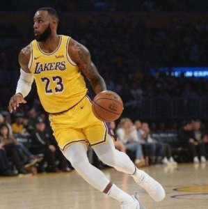 NBA季后赛焦点战，詹姆斯50分创纪录助湖人险胜